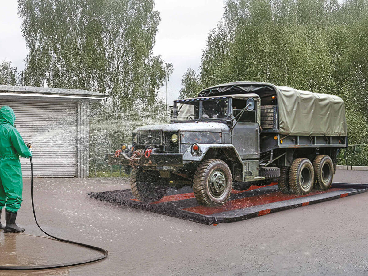 Voertuig op een EXFLO decontaminatiemat