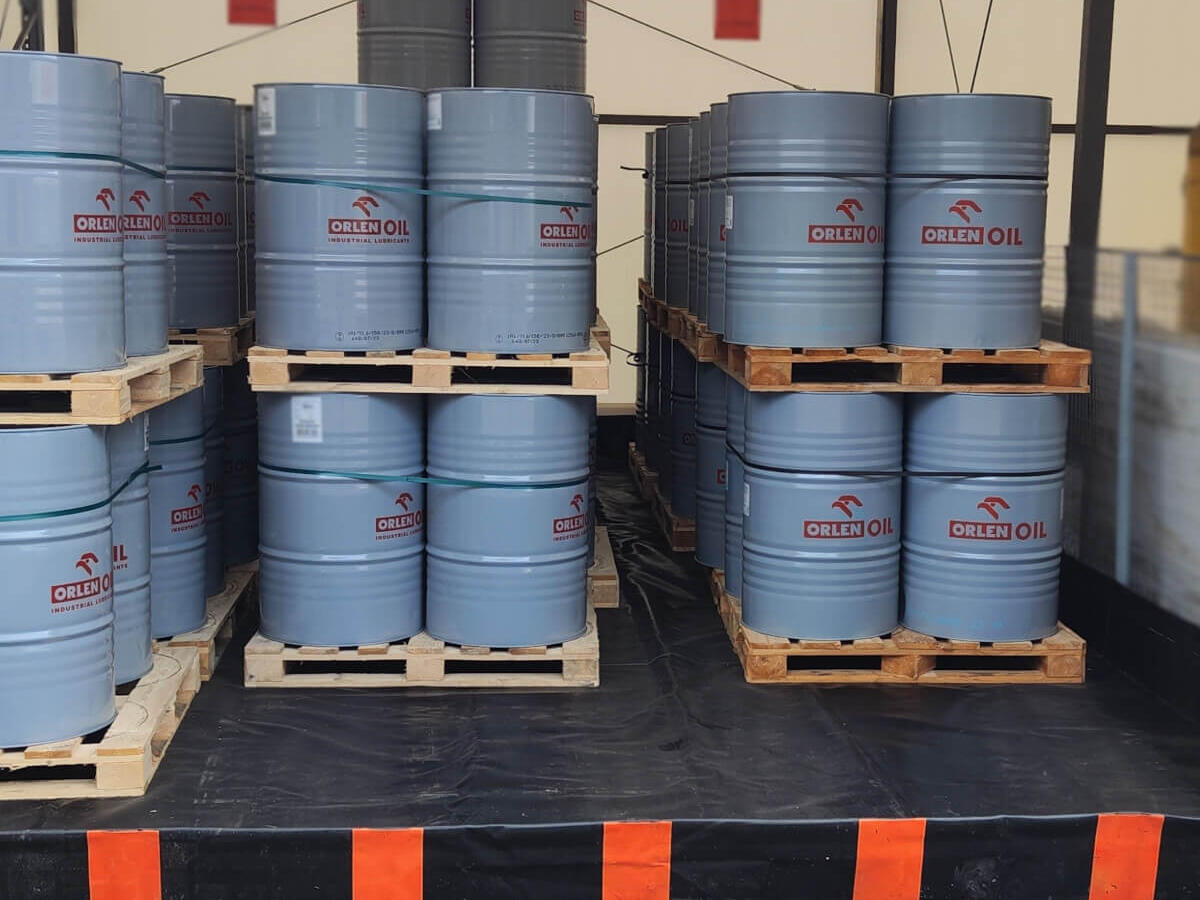 IBC's in een flexibele opvangbak van EXFLO met palletwagen
