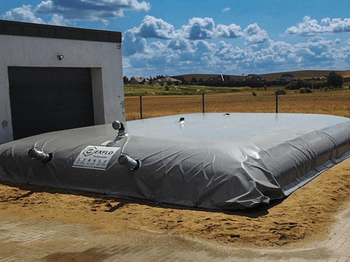 Flexibele brandwatertank van EXFLO naast een bedrijfspand